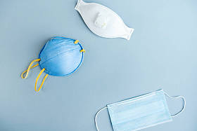 各种滤过的抗病毒安全面罩。保护呼吸面罩，防止流感和大头牛，污染。洗手用的清洁