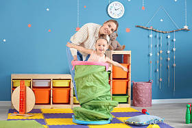 保姆和可爱的小女孩在家里玩图片