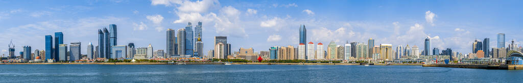 青岛城市建筑景观的天际线照片