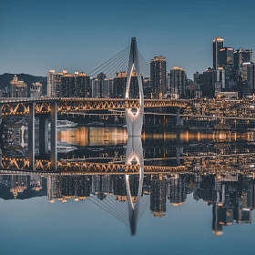 城市建筑和天际线的夜景照片