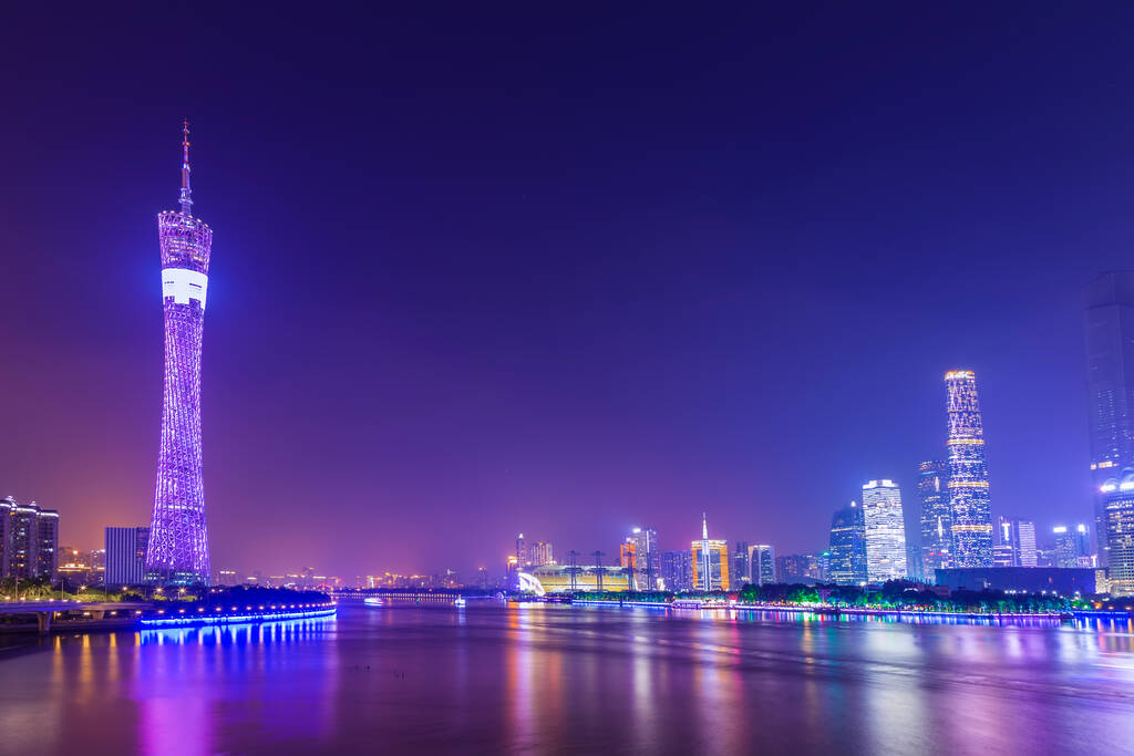 城市I的建筑景观和美丽的滑雪板 城市I的建筑景观和美丽的滑雪板