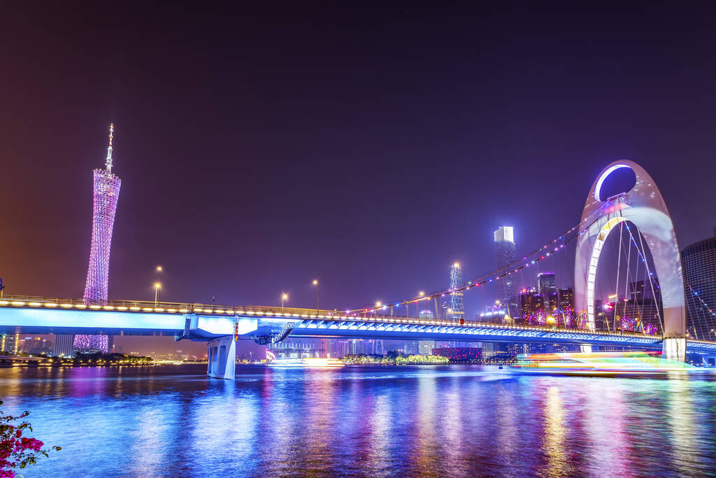 美丽的城市夜景和建筑的天际线