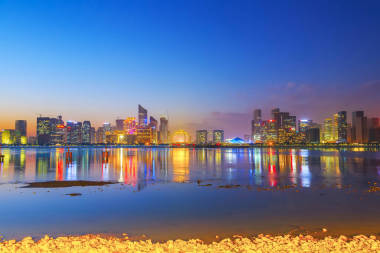 城市建筑和天際線的夜景照片