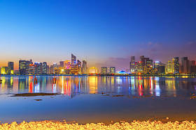 城市建筑和天际线的夜景照片