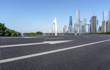 3.這條空曠的柏油路是沿著現(xiàn)代商業(yè)大廈修建的