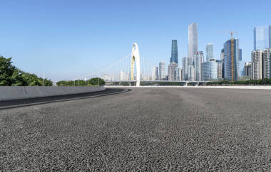 3.這條空曠的柏油路是沿著現(xiàn)代商業(yè)大廈修建的