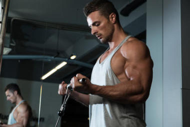 用电缆的二头肌锻炼图片