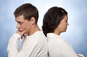 年轻夫妇吵架图片