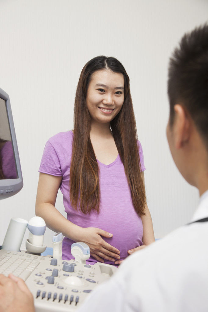 医生和怀孕的女人