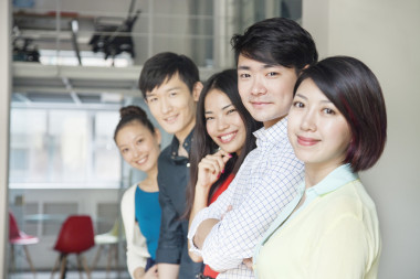 創(chuàng)意辦公室里的五個(gè)業(yè)務(wù)人的肖像