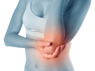 痛苦與肘部損傷的年輕女人圖片