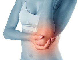 痛苦与肘部损伤的年轻女人图片