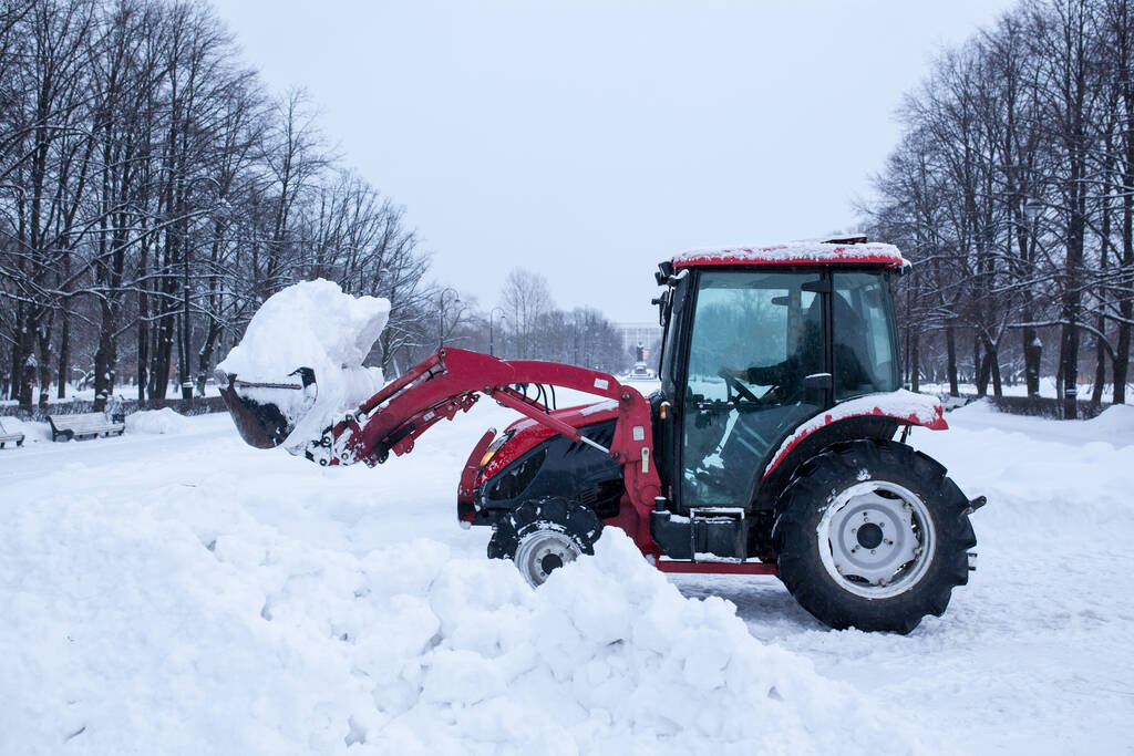 拖拉机在公园里清扫雪图片
