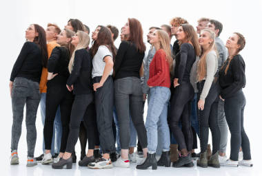 一群在白屏上讀書的隨和的年輕人