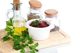 原料肝脏的碗用香料和调味品上白色隔离