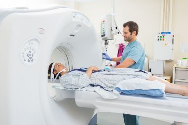 護士準(zhǔn)備病人的 ct 掃描在醫(yī)院