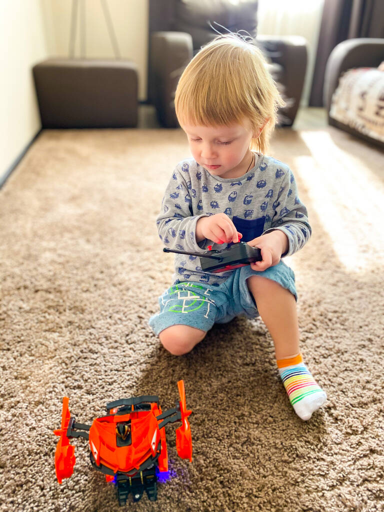 一个白皙的孩子一个人在家里玩 一个白皙的孩子一个人在家里玩