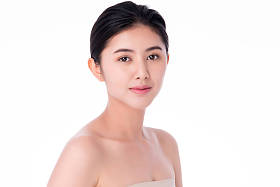 年轻美丽的亚洲女人,皮肤清澈清新.面部护理、面部护理、美容、美容美感、健康的皮肤和化妆品观念、以白种人为背景的女性美的皮肤