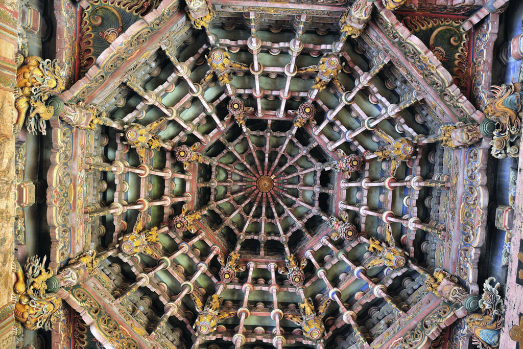 长化县鹿岗马祖寺顶棚低角拍摄