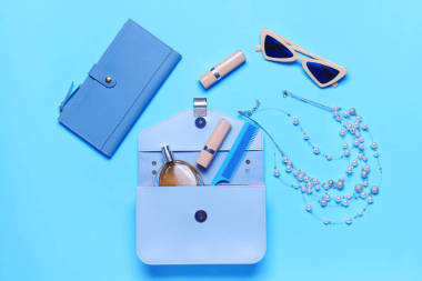 色系底色上有女性配饰的时尚袋