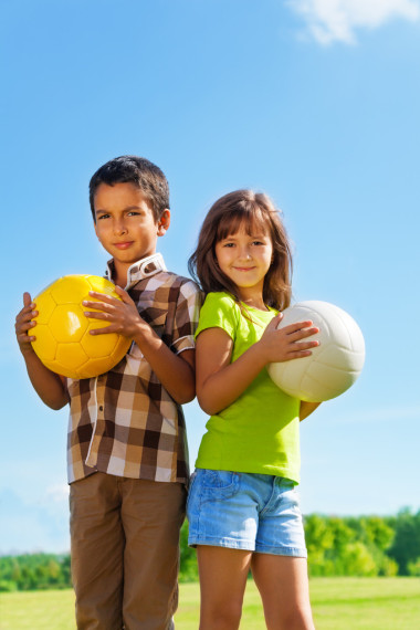 男孩和女孩与球图片
