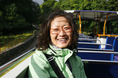 一輛旅游巴士，西湖區(qū)的女人圖片