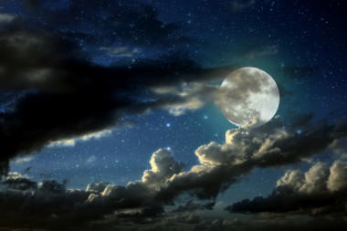 滿月的夜晚照片