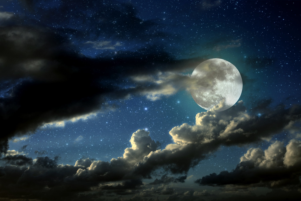 满月的夜晚照片