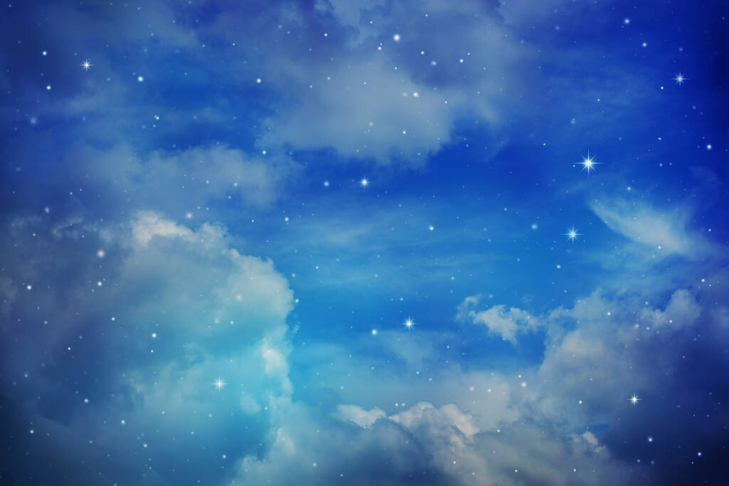 带着云彩和星星的夜空.图片