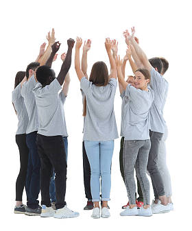 一个微笑的女孩和她的朋友们围成一圈