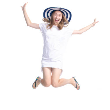 戴著太陽帽的女人笑著快樂的跳著看