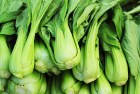 在市场中的绿色卷心菜