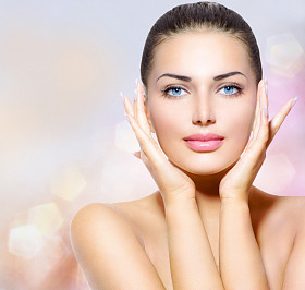 美的肖像。美丽 spa 女人抚摸她的脸