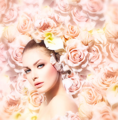 時尚美容模型著花頭發(fā)的女孩。新娘