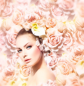 时尚美容模型着花头发的女孩。新娘