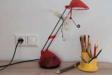 書桌整潔，臺燈和筆架-復(fù)制空間，向上騎