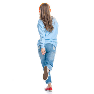 戴耳機聽音樂的女人快樂地笑著走