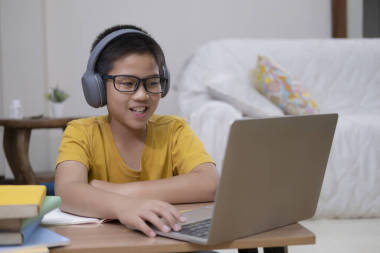 利用計算機和移動設備在網(wǎng)上學習的年輕大學生。教育和在線學習. 