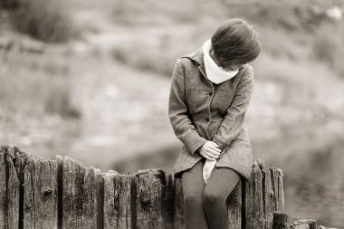 傷心的女孩，在秋天