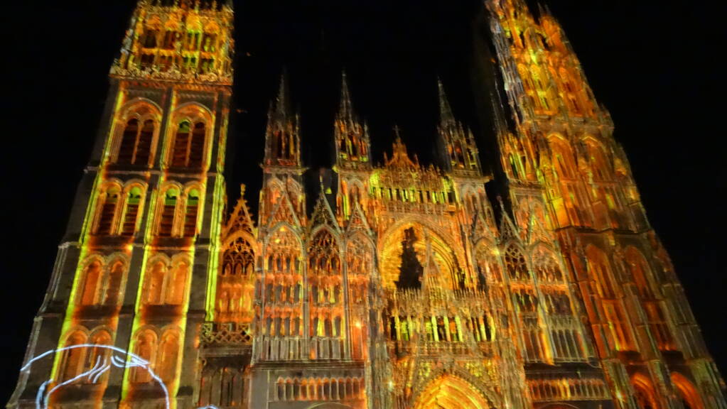 鲁昂是一座有着古老哥特式建筑的美丽城市。它位于法国诺曼底。大教堂特别壮