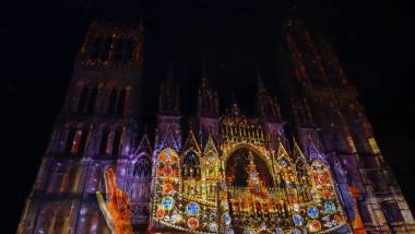 魯昂是一座有著古老哥特式建筑的美麗城市。它位于法國(guó)諾曼底。大教堂特別壯