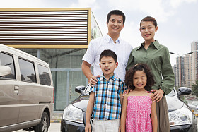 微笑着的汽车前面的家庭图片