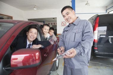 机修工帮助家庭与他们的车