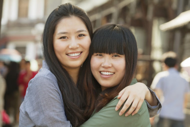 兩個(gè)年輕的朋友在戶外