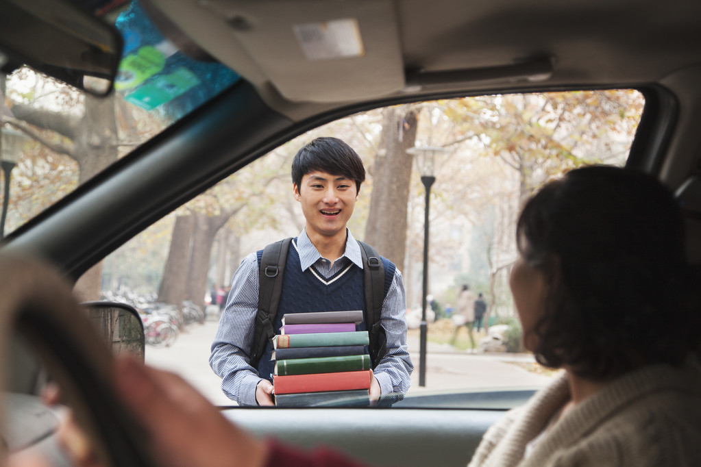 家庭送他们上大学的儿子 家庭送他们上大学的儿子