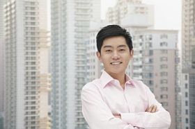 双臂交叉的商人