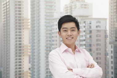 双臂交叉的商人