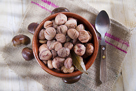 水煮的栗子照片