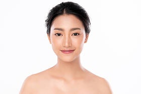 年轻美丽的亚洲女人,皮肤清澈清新.面部护理、面部护理、美容、美容美感、健康的皮肤和化妆品观念、以白种人为背景的女性美的皮肤