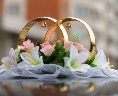 在車上的結(jié)婚戒指